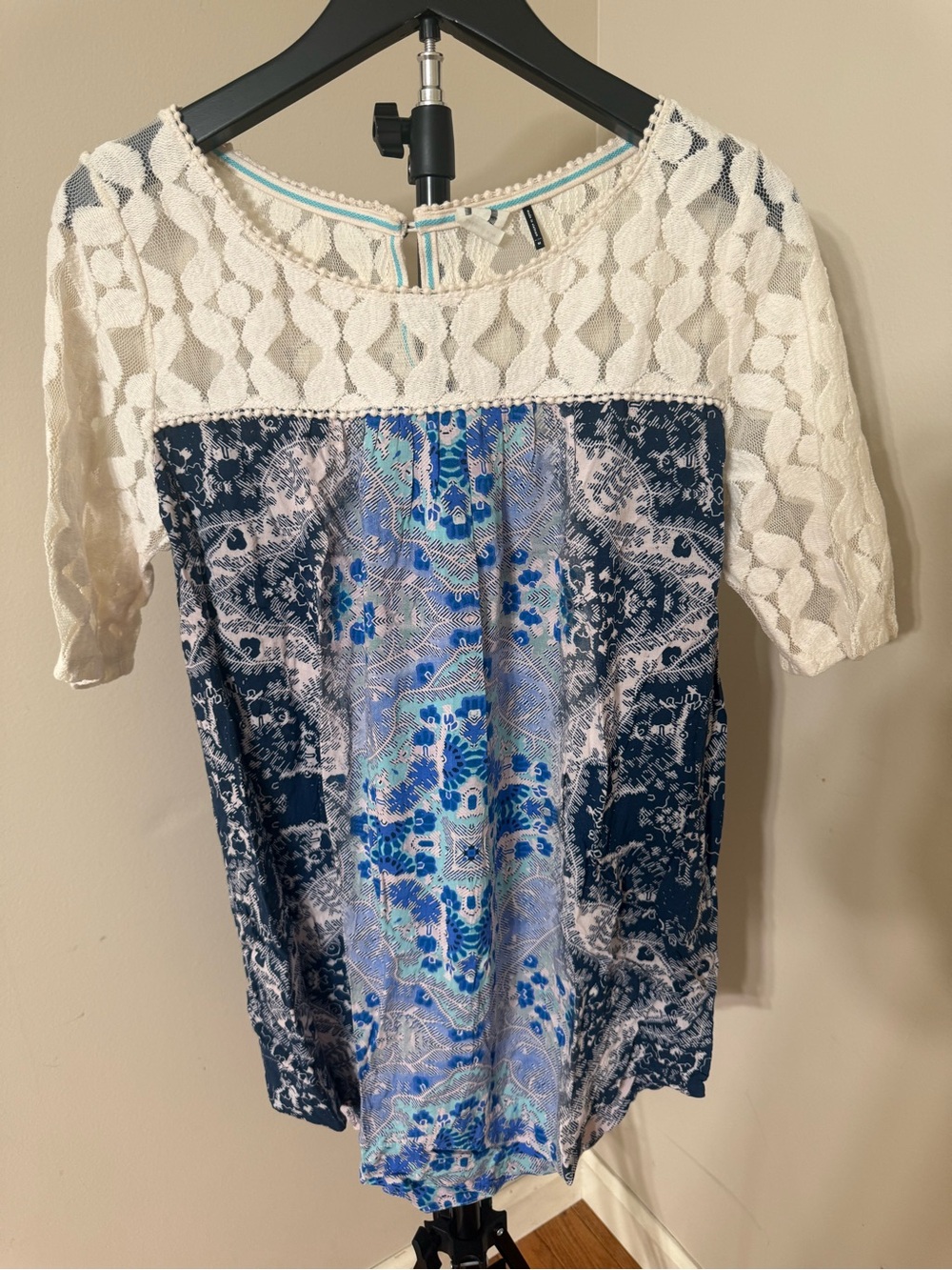 Anthropologie Akemi + Kin Maite tunic top blue floral patterned fabric Medium